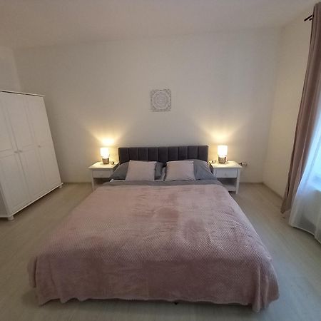 Spi V Kuklenach 1 Apartment Hradec Kralove Bagian luar foto